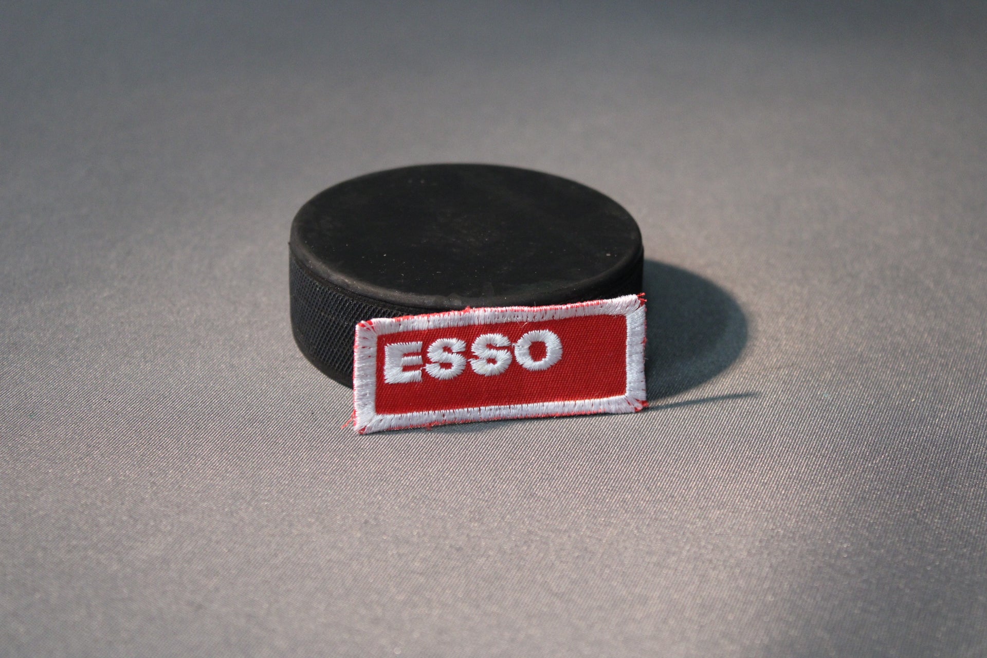 Esso kangasmerkki punaisella taustalla