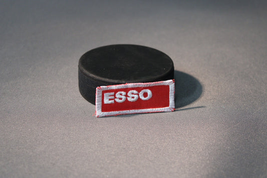 Esso kangasmerkki punaisella taustalla