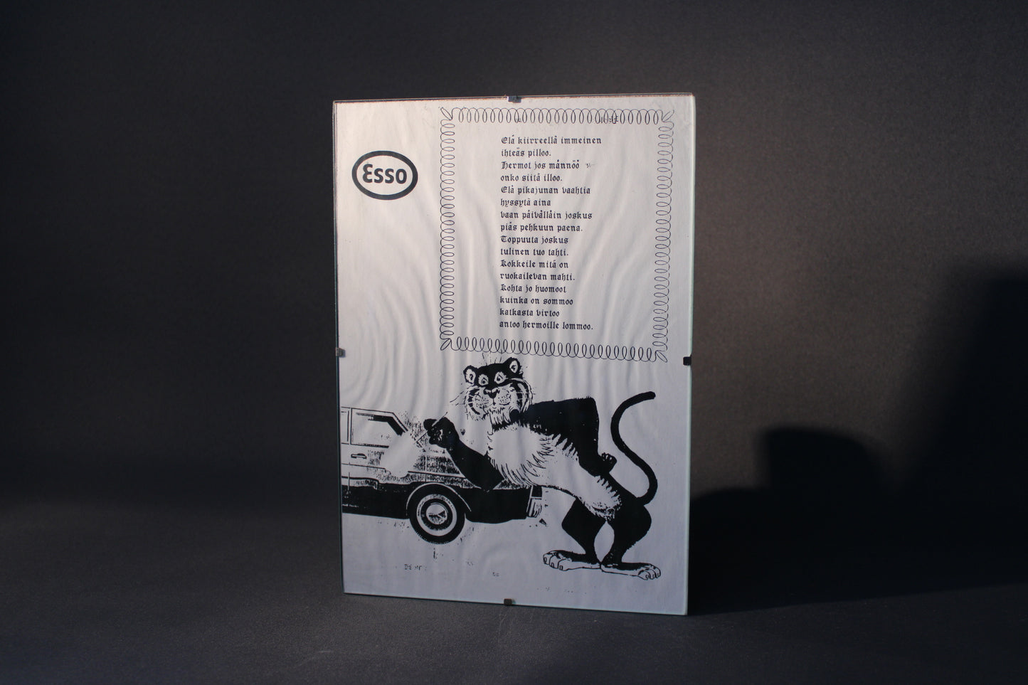 Esso mainostaulu – tiikerikuva ja runo, mustavalkoinen