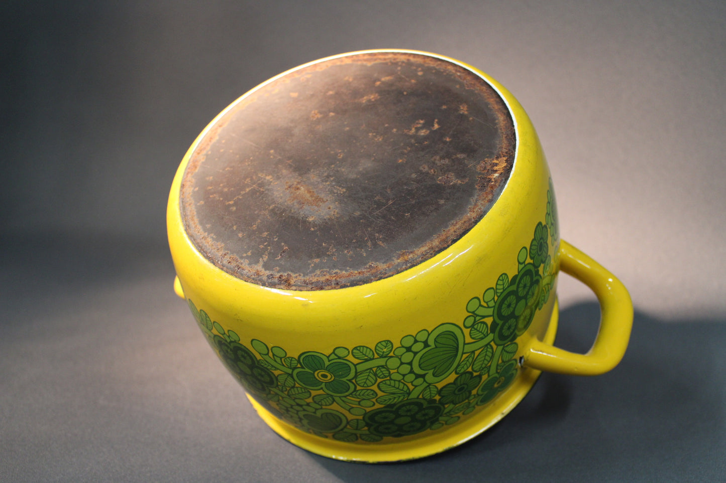 Finel Primavera -kattilan pohja, näkyvää ruostetta ja kulumaa