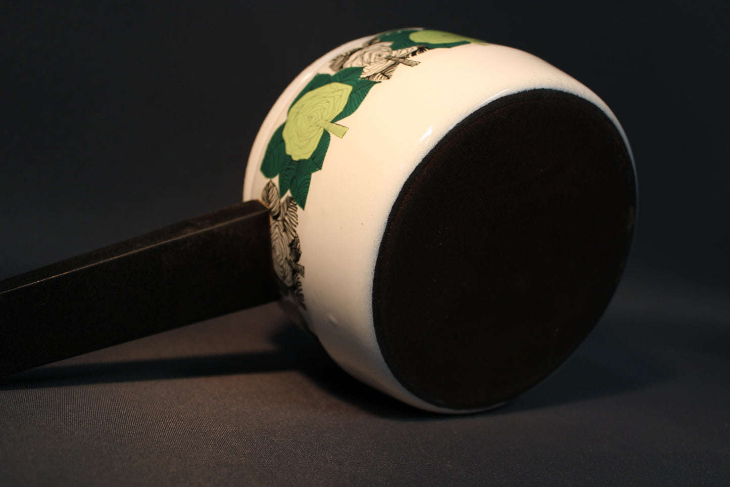 Finel Ruusukaali -emalikasarin pohja, vintage-keittiöastia