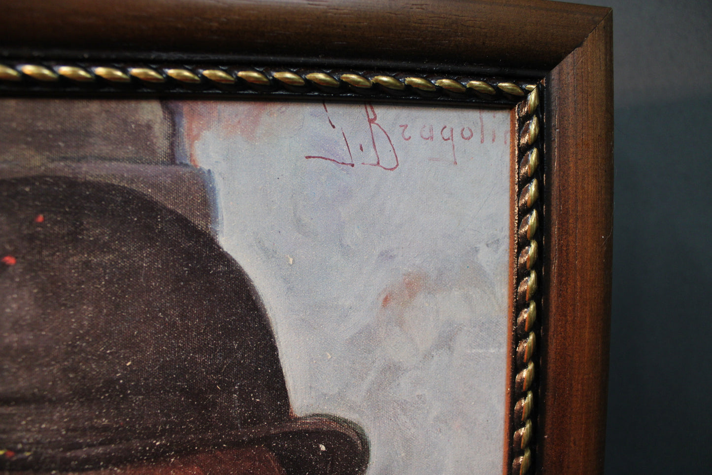 Itkevä poika -taulu, ruskea puukehys ja koristeellinen reunalista