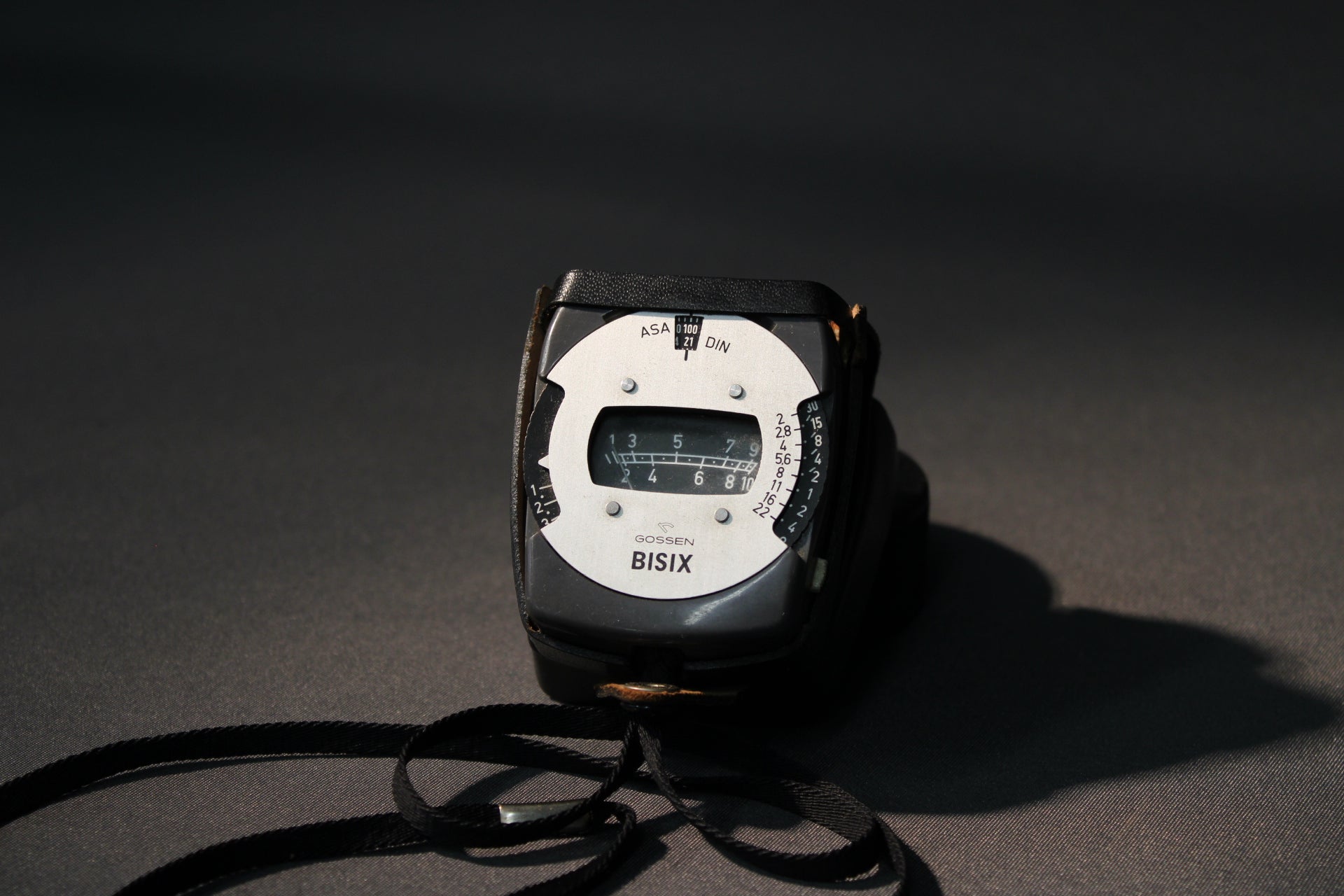 Bisix vintage valotusmittari 1960-luvulta, valmistettu Länsi-Saksassa, mukana alkuperäinen kotelo ja kaulanauha