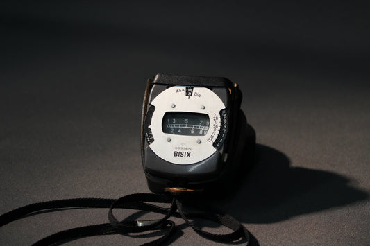 Bisix vintage valotusmittari 1960-luvulta, valmistettu Länsi-Saksassa, mukana alkuperäinen kotelo ja kaulanauha