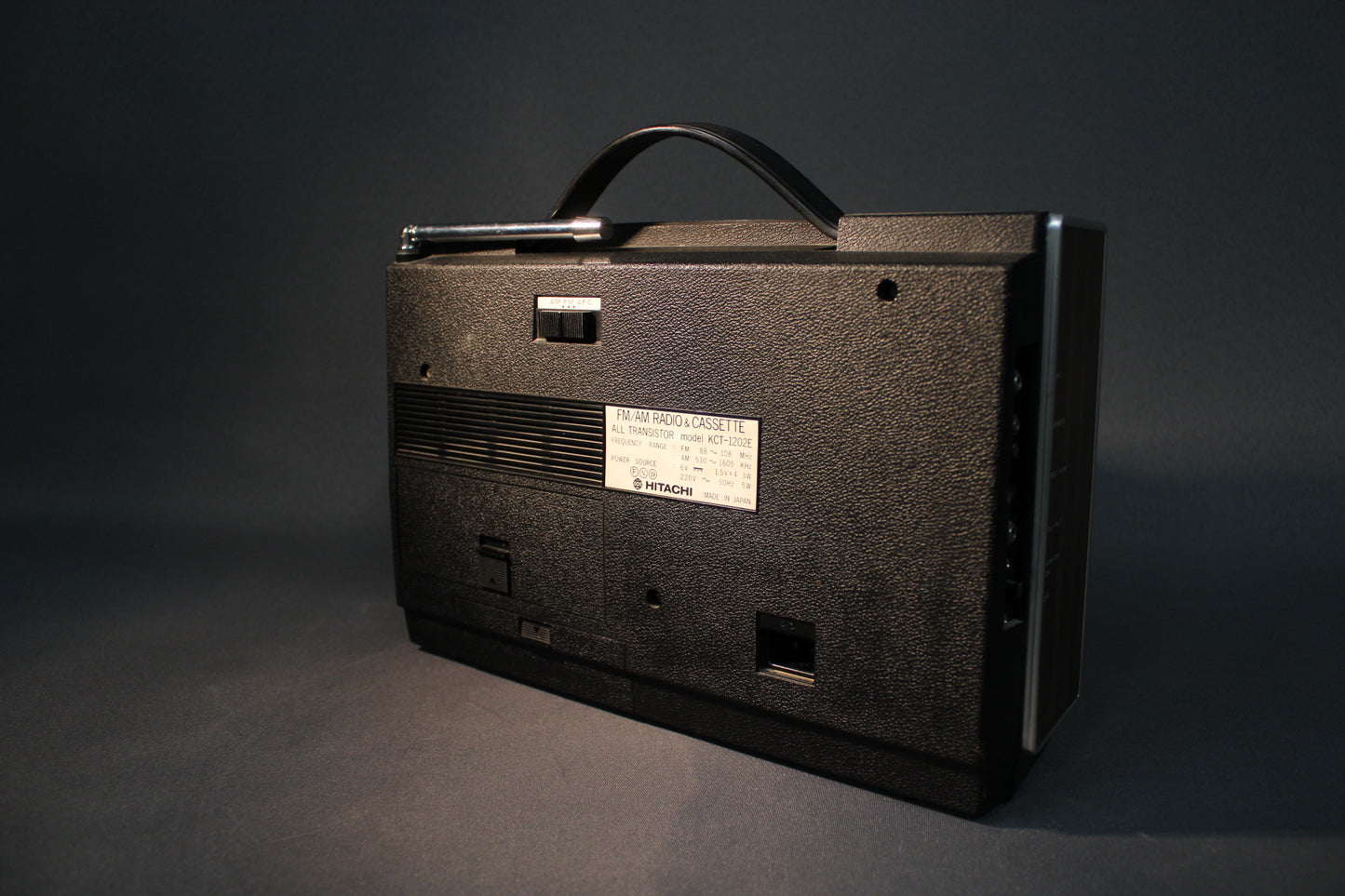 Hitachi retro radion takapuoli ja tekniset tiedot.