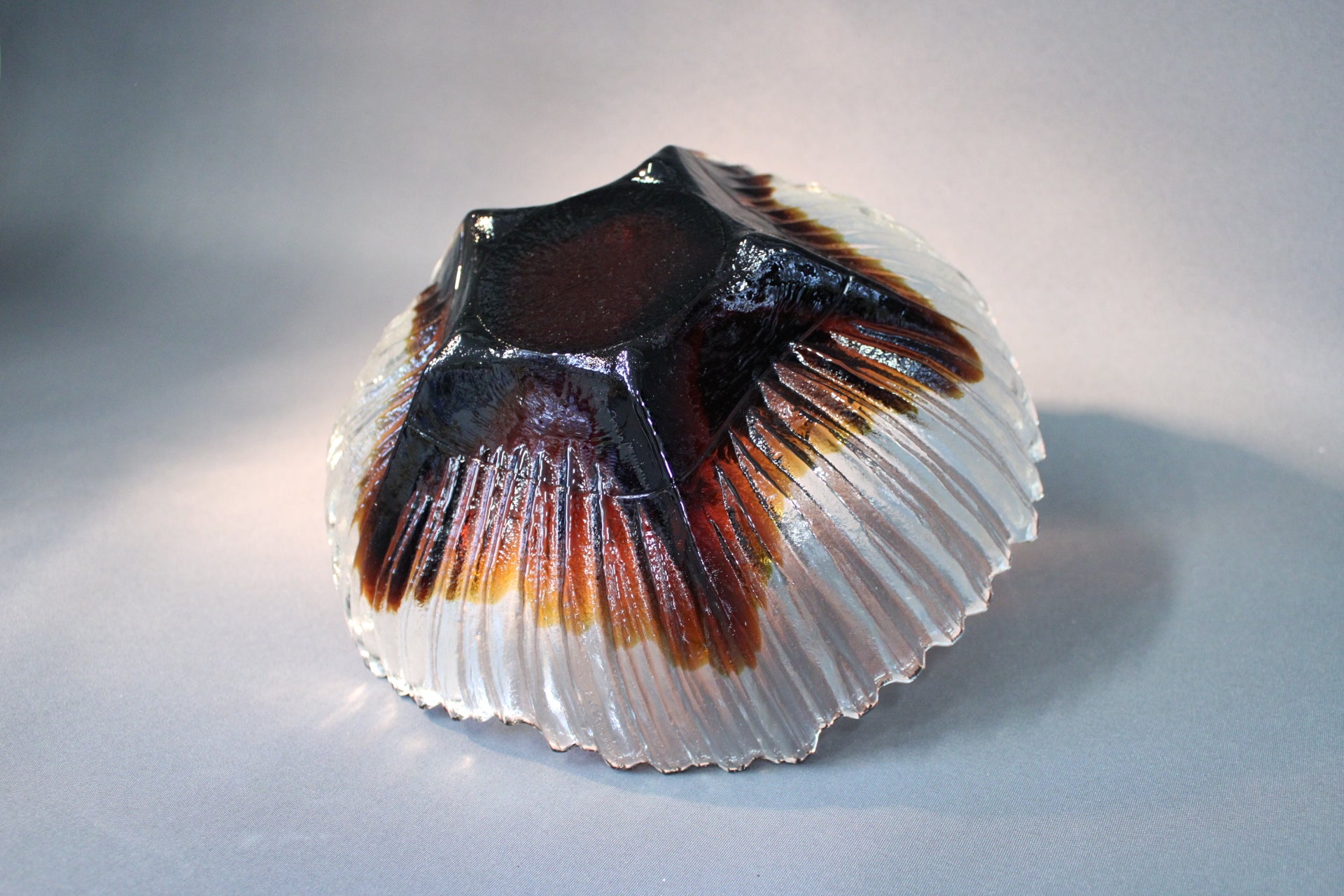 Humppilan Lasi tarjoiluvati, lasin pohjan yksityiskohta ja väriyhdistelmä