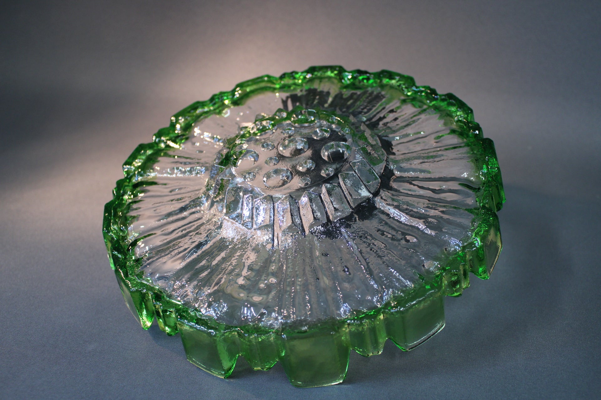 Humppilan Lasi Ulpukka tarjoiluvati, lasipohjan yksityiskohta