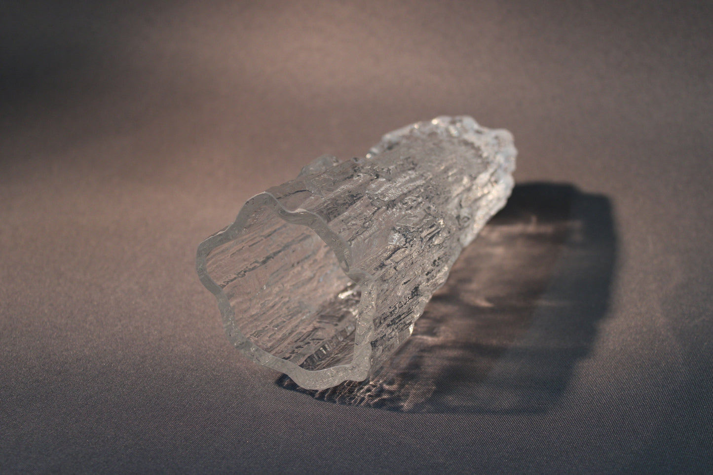 Iittala Avena maljakko, jääpintainen lasi, kuvattuna makuullaan