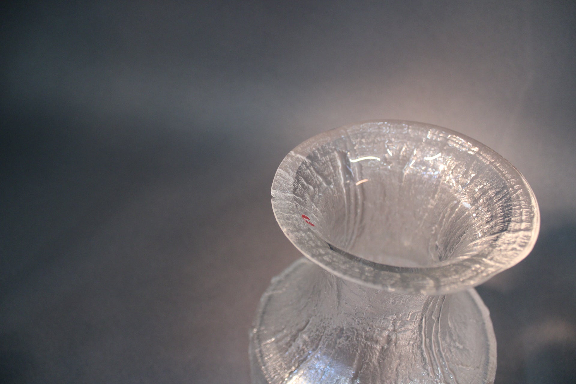 Iittala Finlandia maljakko, lähikuva reunan pienistä jäljistä