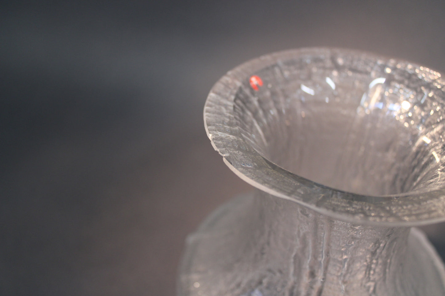 Iittala Finlandia maljakko, lähikuva reunan pienistä jäljistä