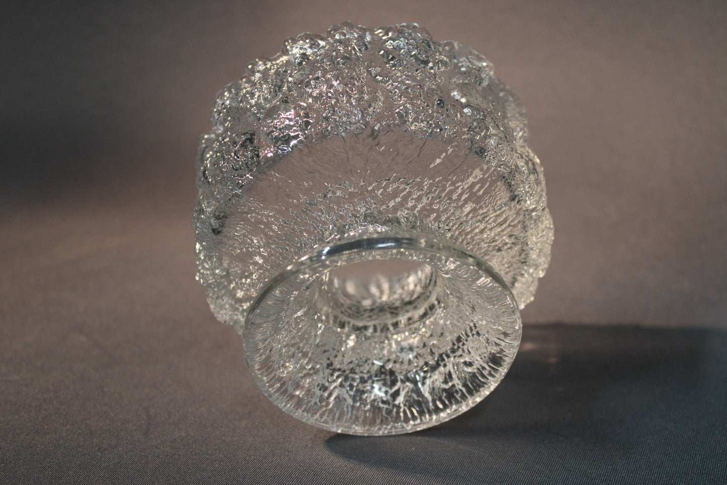 Iittala Frosted -jälkiruokakulho, pohja- ja sivuprofiilin kuva, jääpintainen lasi.