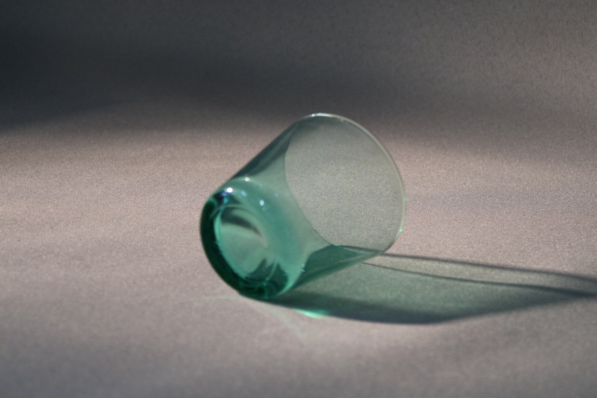 Vaaleanvihreä Iittala Kartio lasi, suomalainen designklassikko