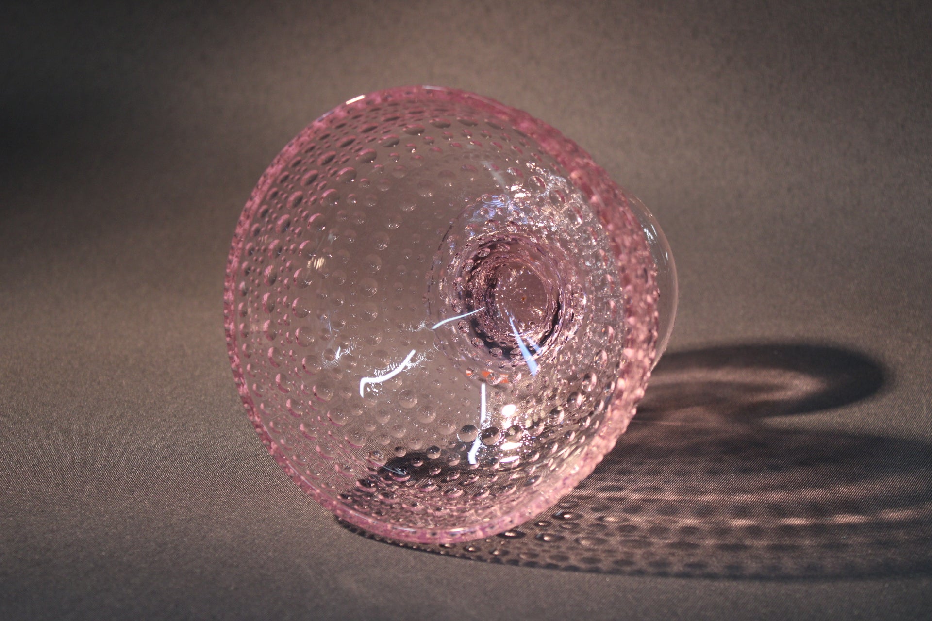 Iittala Kastehelmi kulho, vaaleanpunainen, kuvattuna ylhäältä harmaalla taustalla