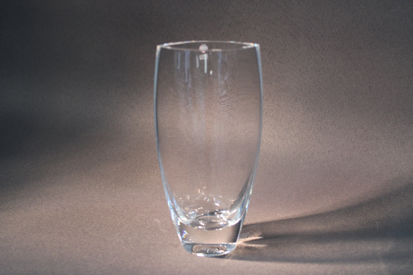 Iittala Leia -maljakko, kirkas lasi – sivukuva harmaalla taustalla