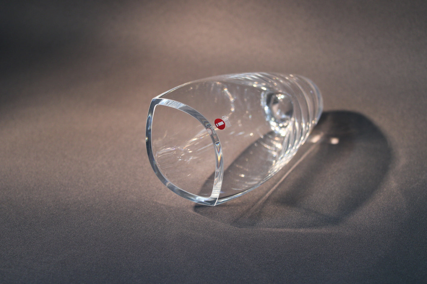 Iittala Leia -maljakko, pohjan muoto ja Iittalan logo näkyvissä