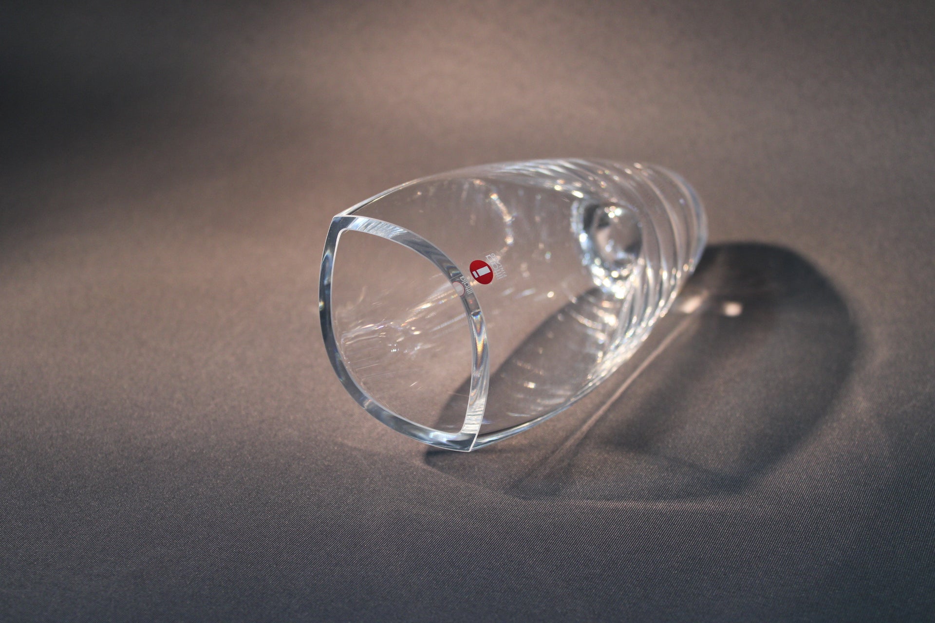 Iittala Leia -maljakko, pohjan muoto ja Iittalan logo näkyvissä