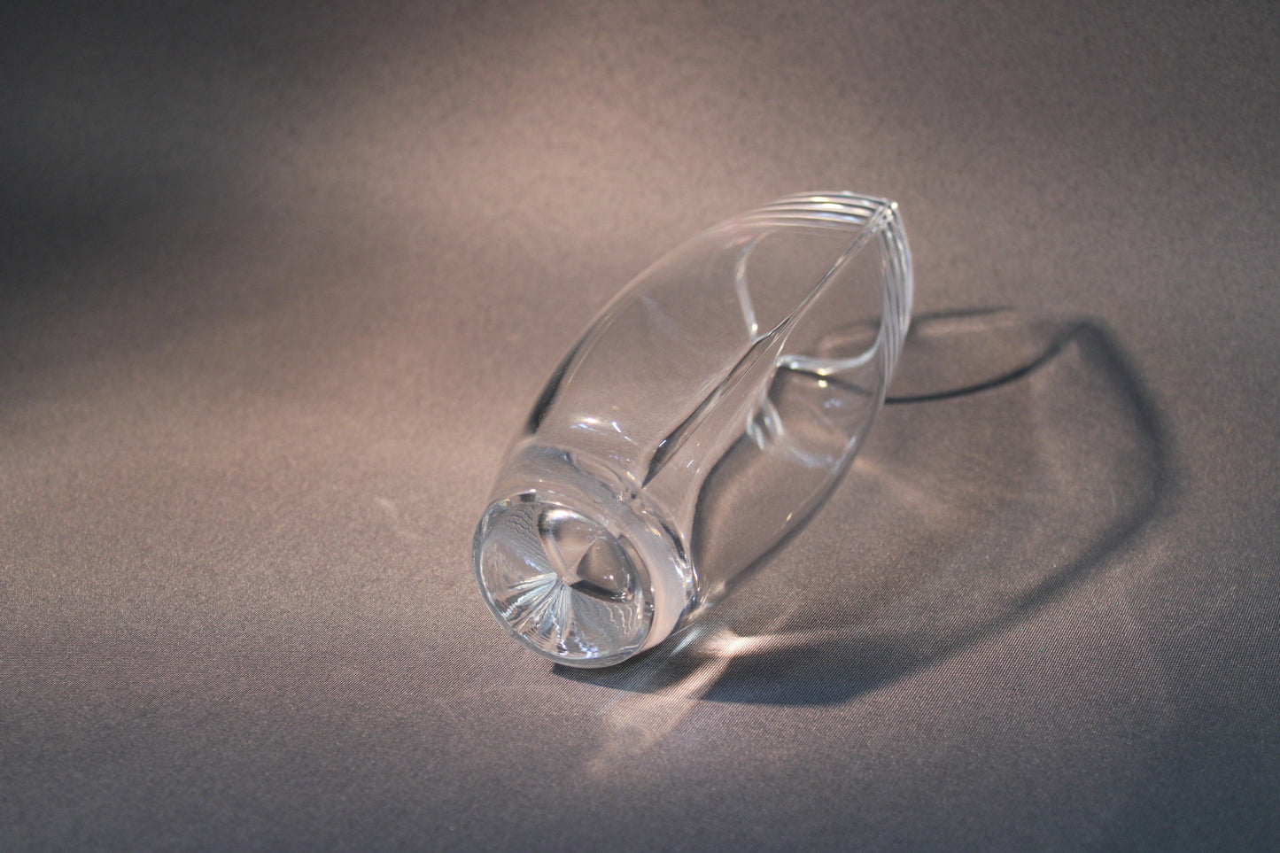 Iittala Leia -maljakko, kirkas lasi makuuasennossa