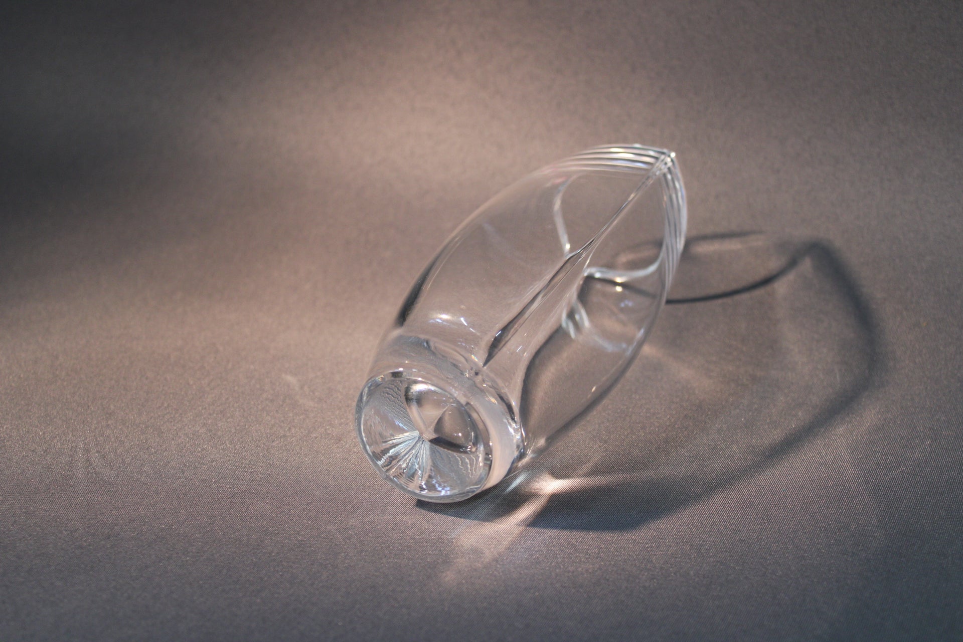 Iittala Leia -maljakko, kirkas lasi makuuasennossa