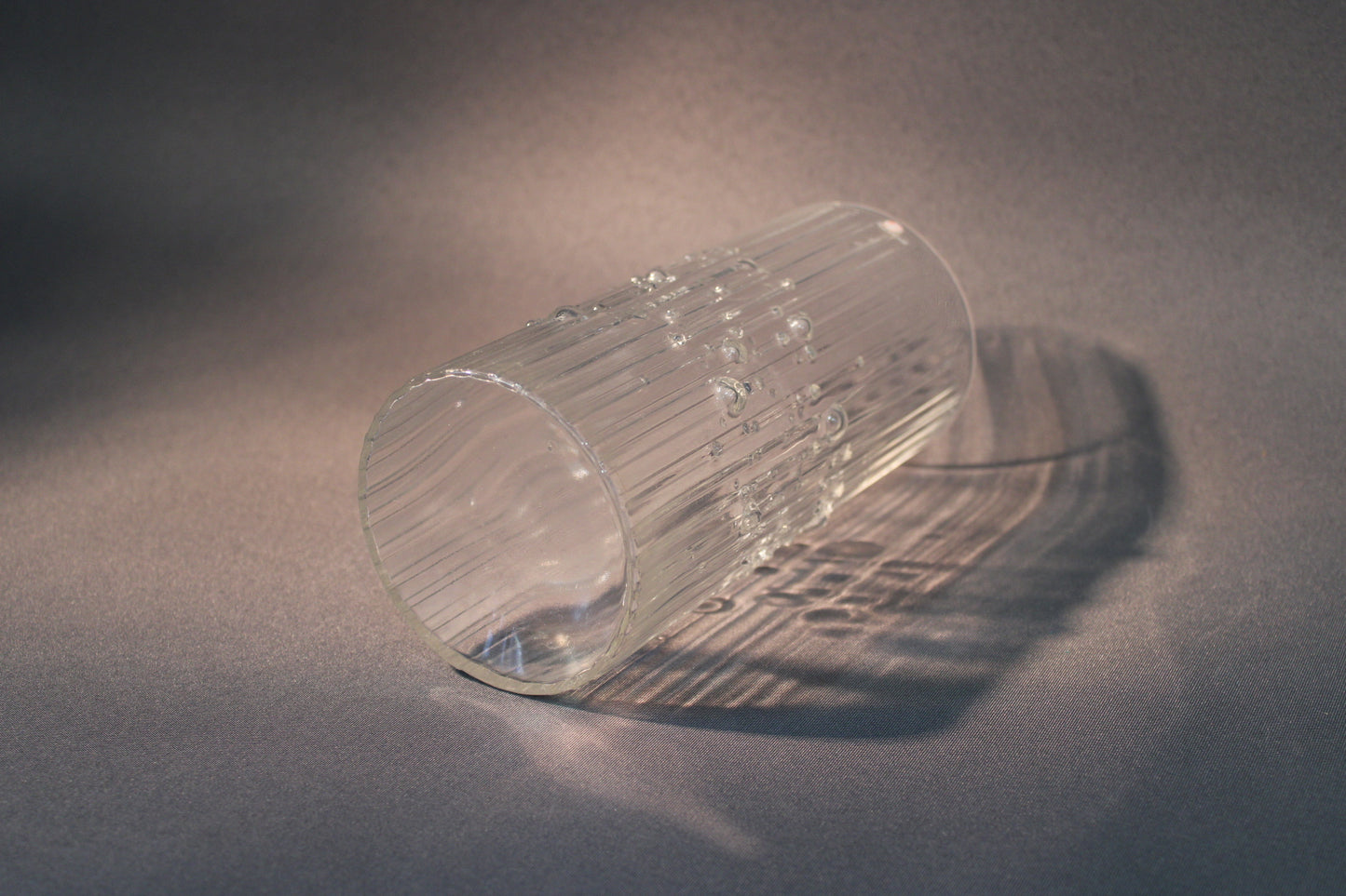 Iittala Mesi maljakko, kirkas kuplalasi harmaalla taustalla