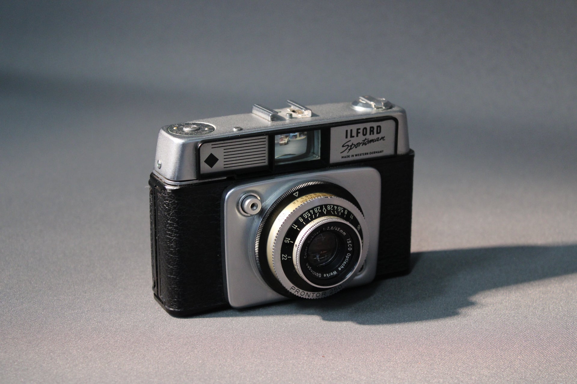 Ilford Sportman 35mm filmikamera 1960-luvulta, valmistettu Länsi-Saksassa, mukana alkuperäinen ruskea nahkakotelo
