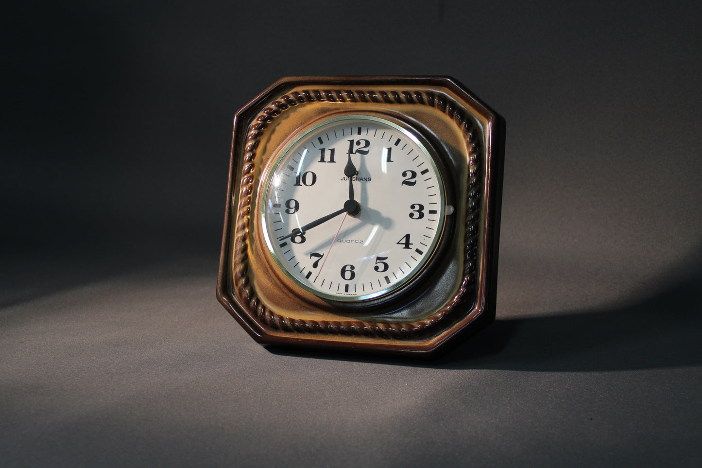 Junghans seinäkello – keraaminen, paristokäyttöinen quartz