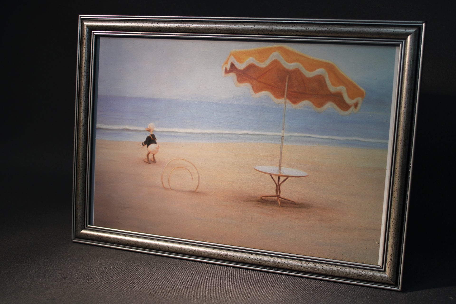 Kaj Stenvall juliste Sehän on on the Beach kehystettynä A4-koossa