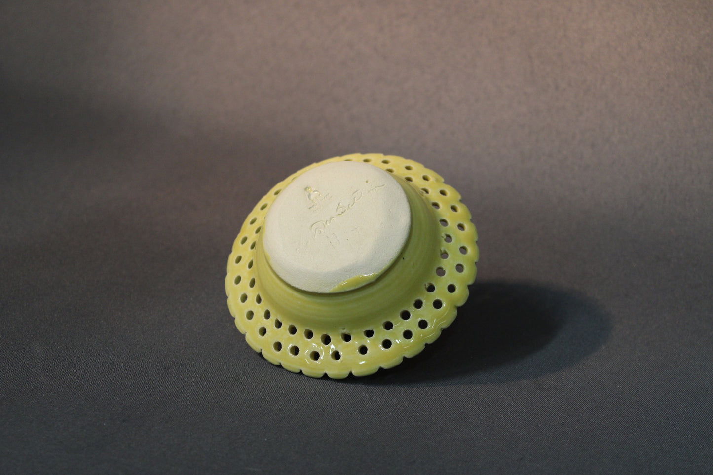 Keraamisen kynttilänpidikkeen signeerattu pohja, vintage – Wintti