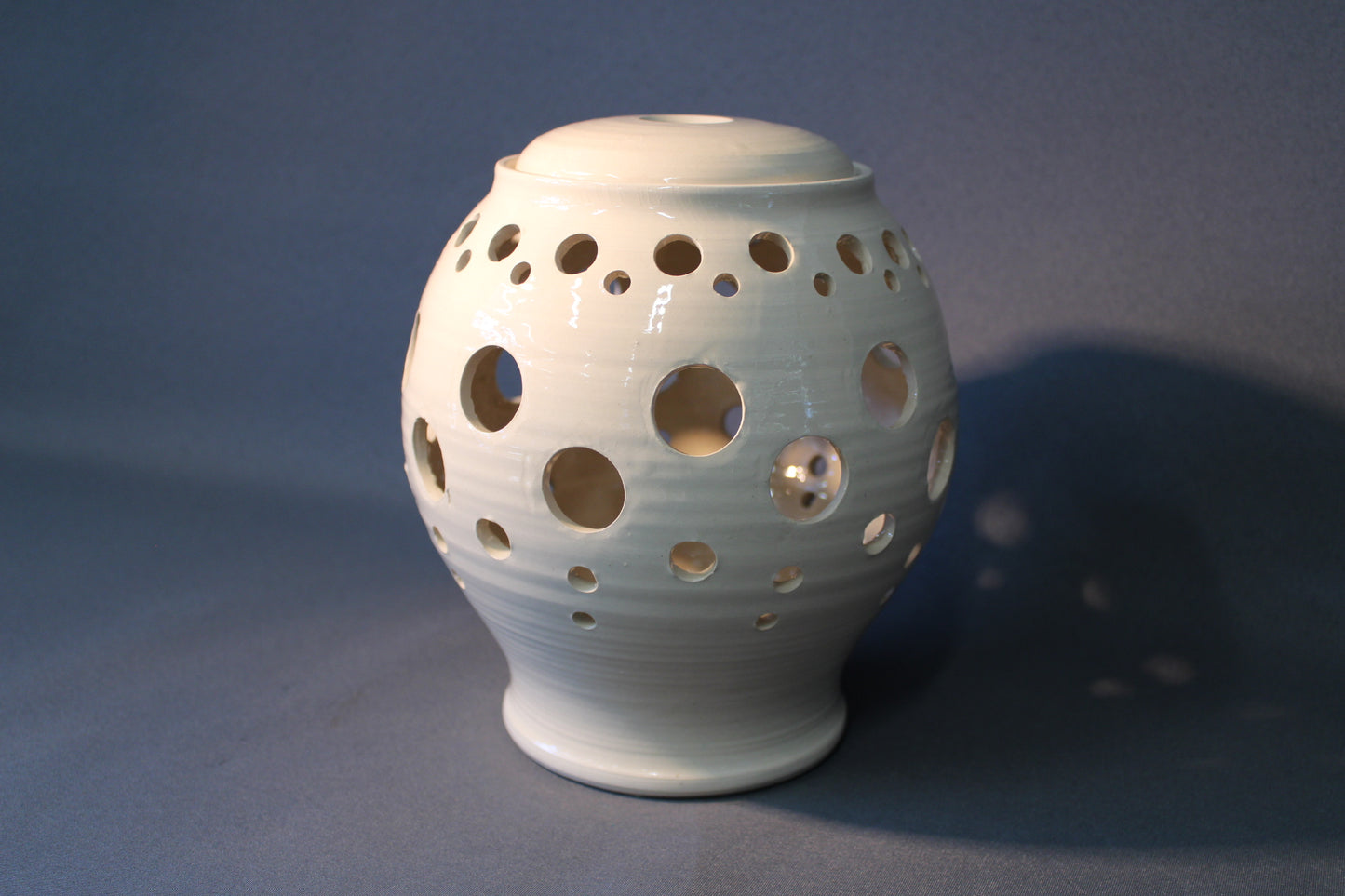 KeraLiinun valkoinen keraaminen tuikkulyhty Iisalmesta