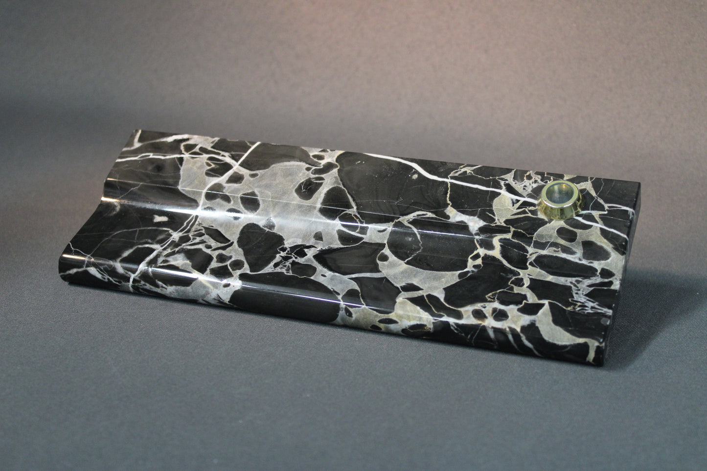 Kynätelineen mustavalkoinen marmori ja kaiverrettu ura