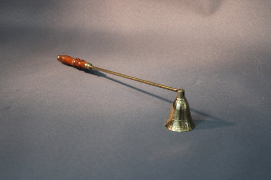 Messinkinen kynttilänsammutin, jossa puinen kahva