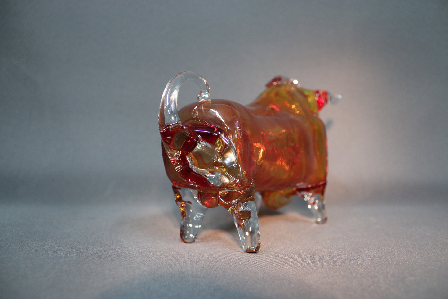 Lasinen härkäfiguuri takaa, käsin muotoiltu lasiveistos