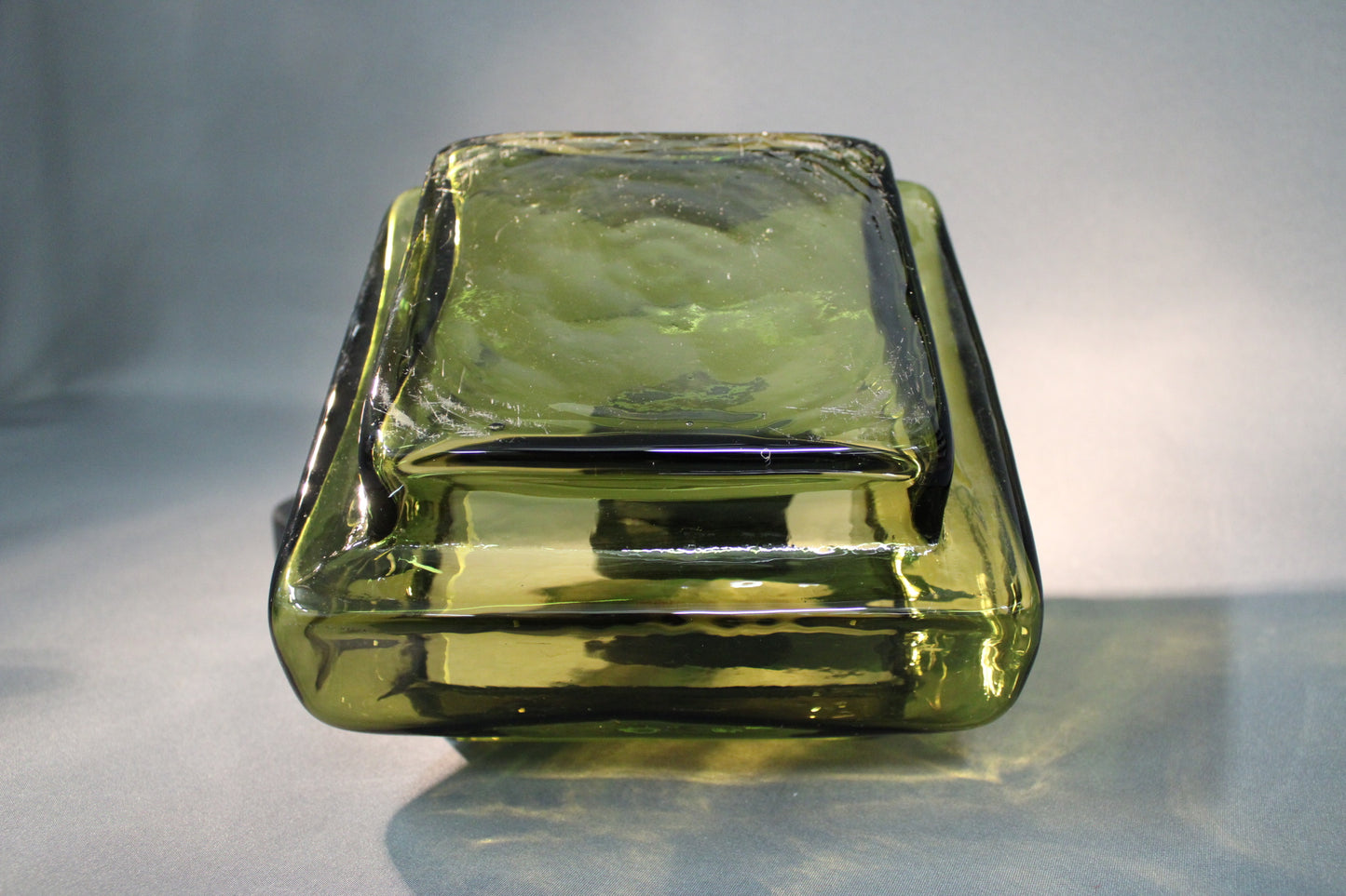 Helena Tynell Palkki-maljakko, yksityiskohta ja muotoilu näkyy lähikuvassa