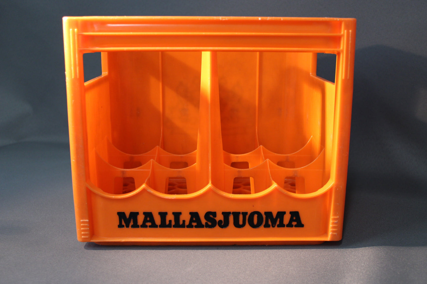Mallasjuoma vintage oranssi juomakori 1970–1980-luvuilta, suomalainen panimohistoria