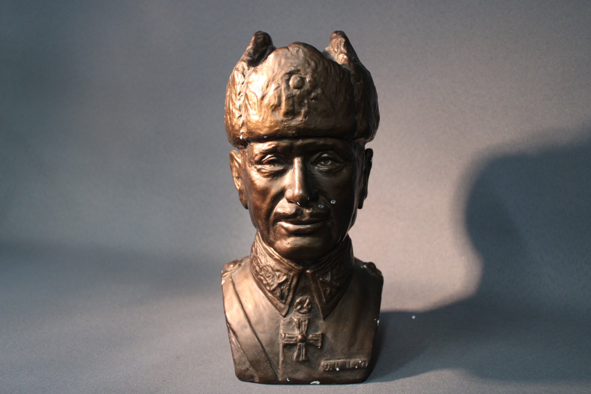 Mannerheim kipsipatsas, Susanna Nykyri signeerattu, edestä kuvattuna