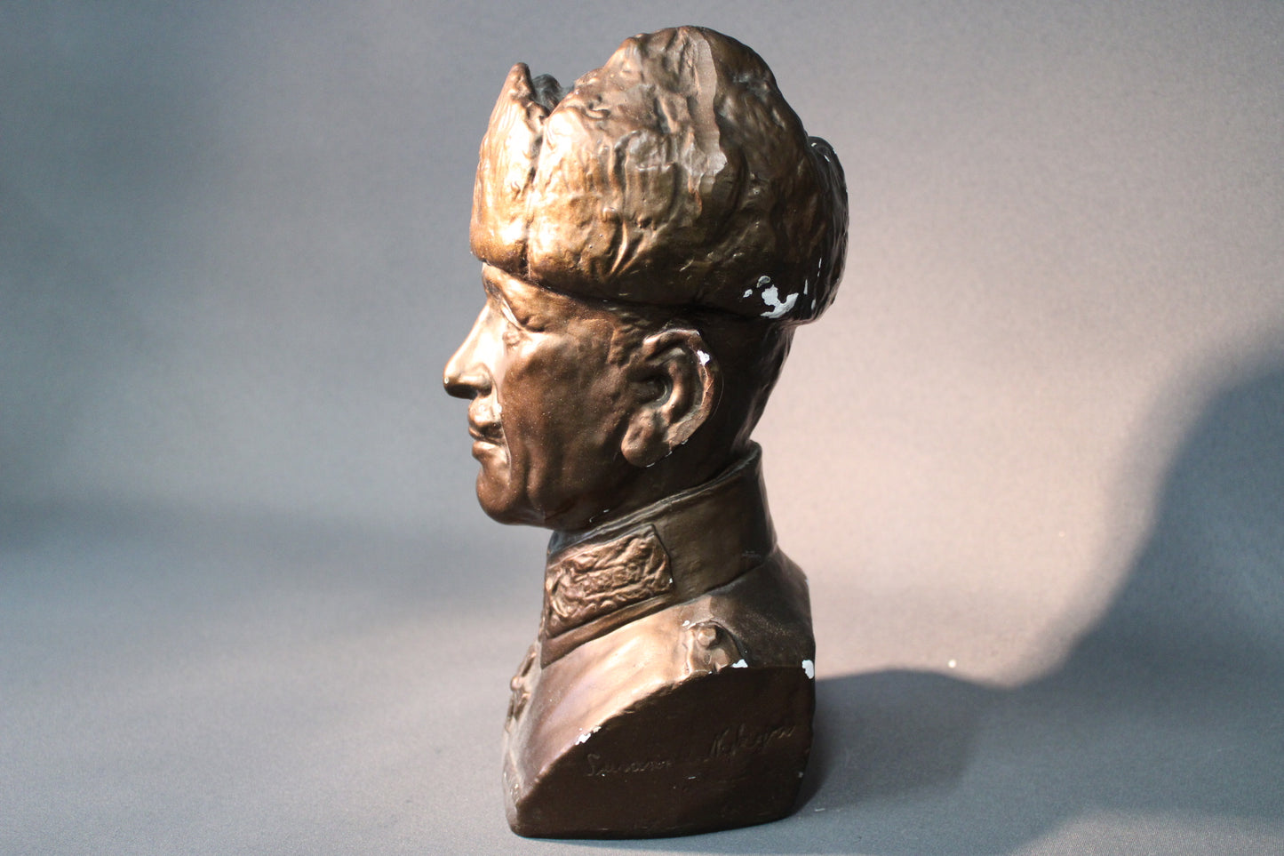 Mannerheim kipsipatsas, Susanna Nykyri, sivukuva profiilista