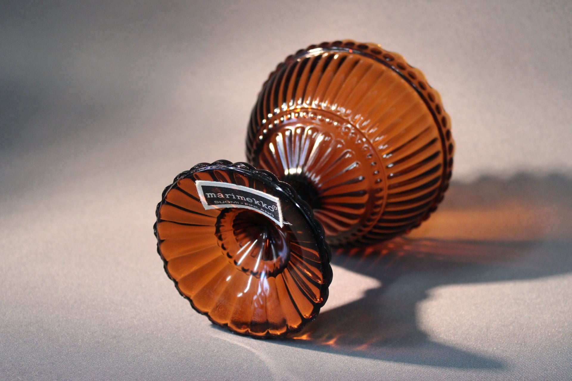 Marimekko Mariskooli, ruskea lasi, jalallinen kulho, Marimekko Finland -tarra näkyvissä