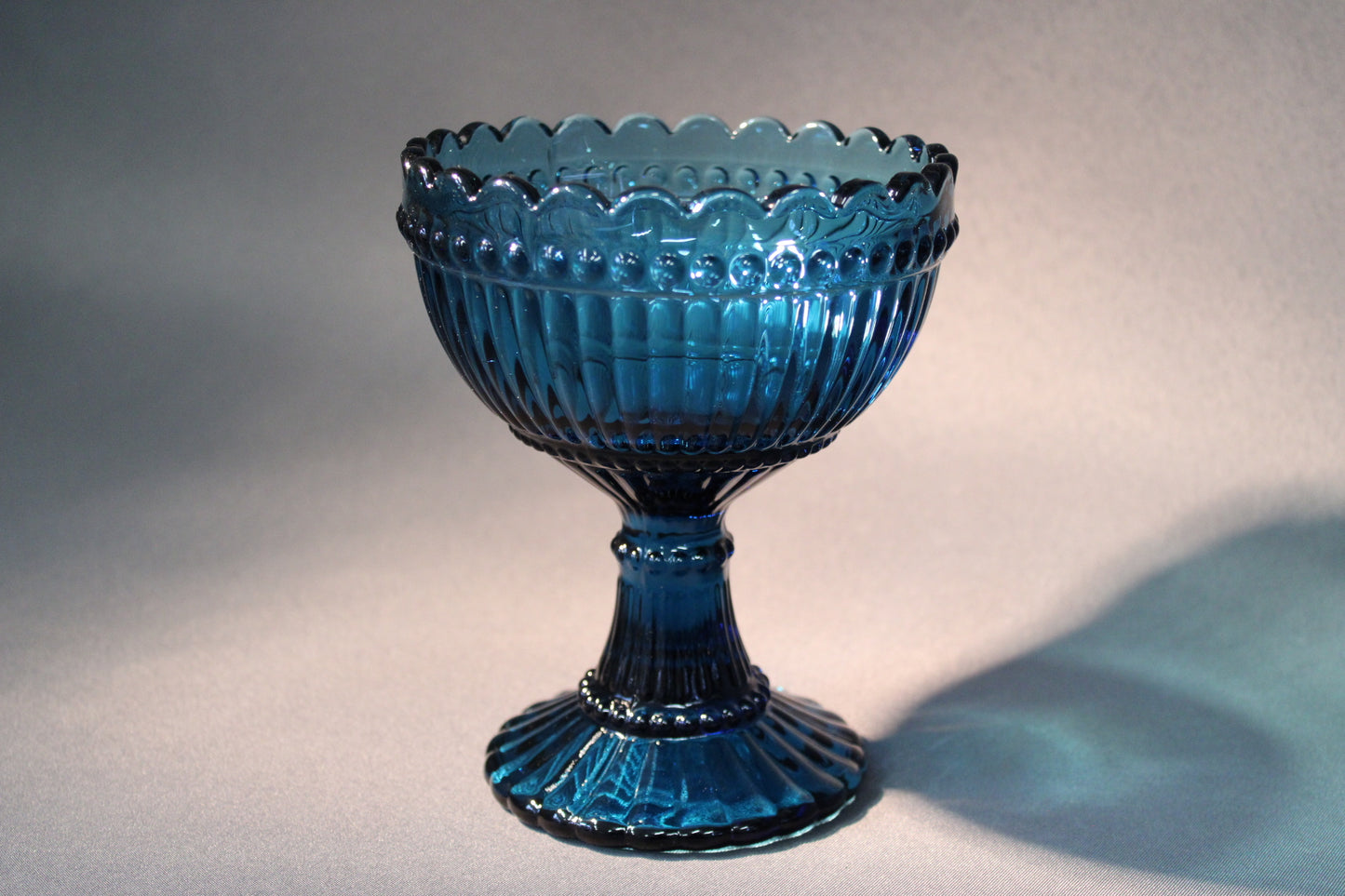 Marimekko Mariskooli, turkoosin sininen lasi, jalallinen kulho, etukuva