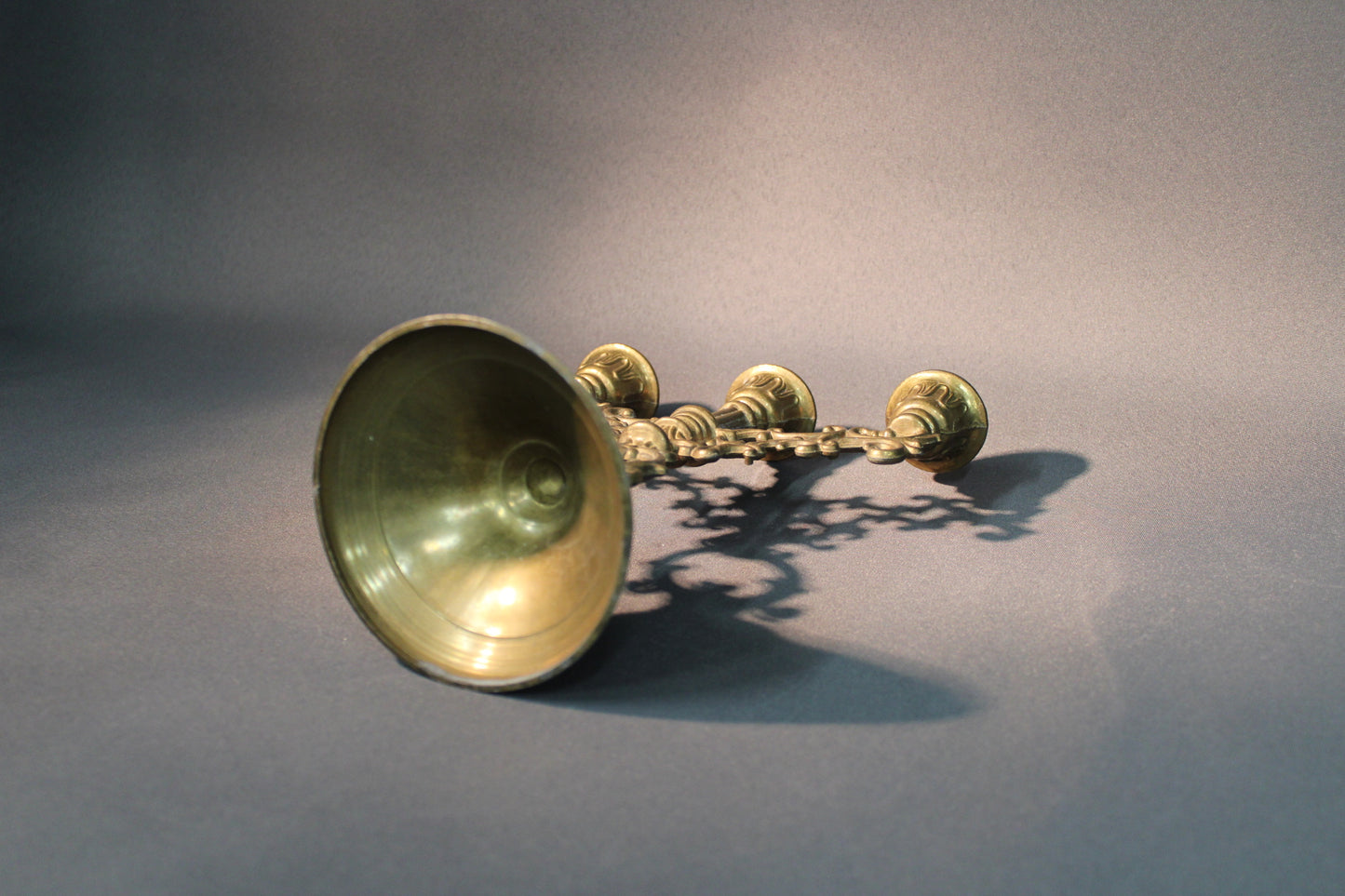 Messinkinen kynttelikkö alhaalta kuvattuna, vintage-sisustusesine