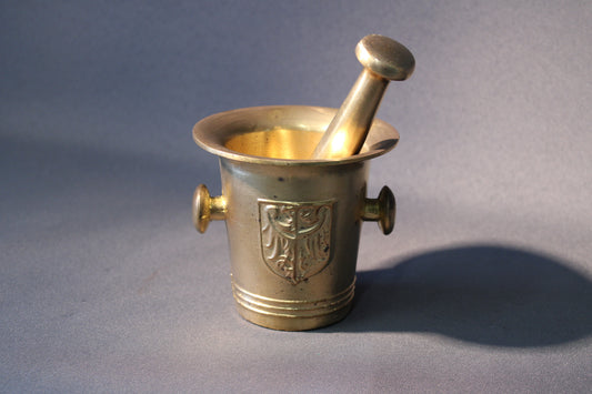 Messinkinen mortteli ja survin, koristeellinen vintage