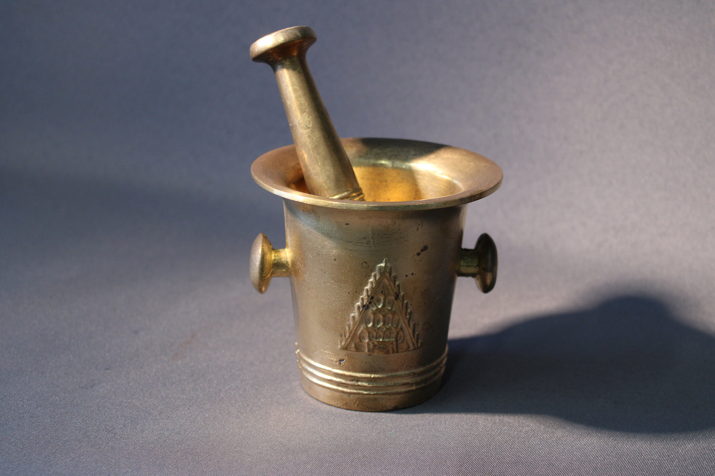 Mortteli vaakunakuvioinnilla, messinki