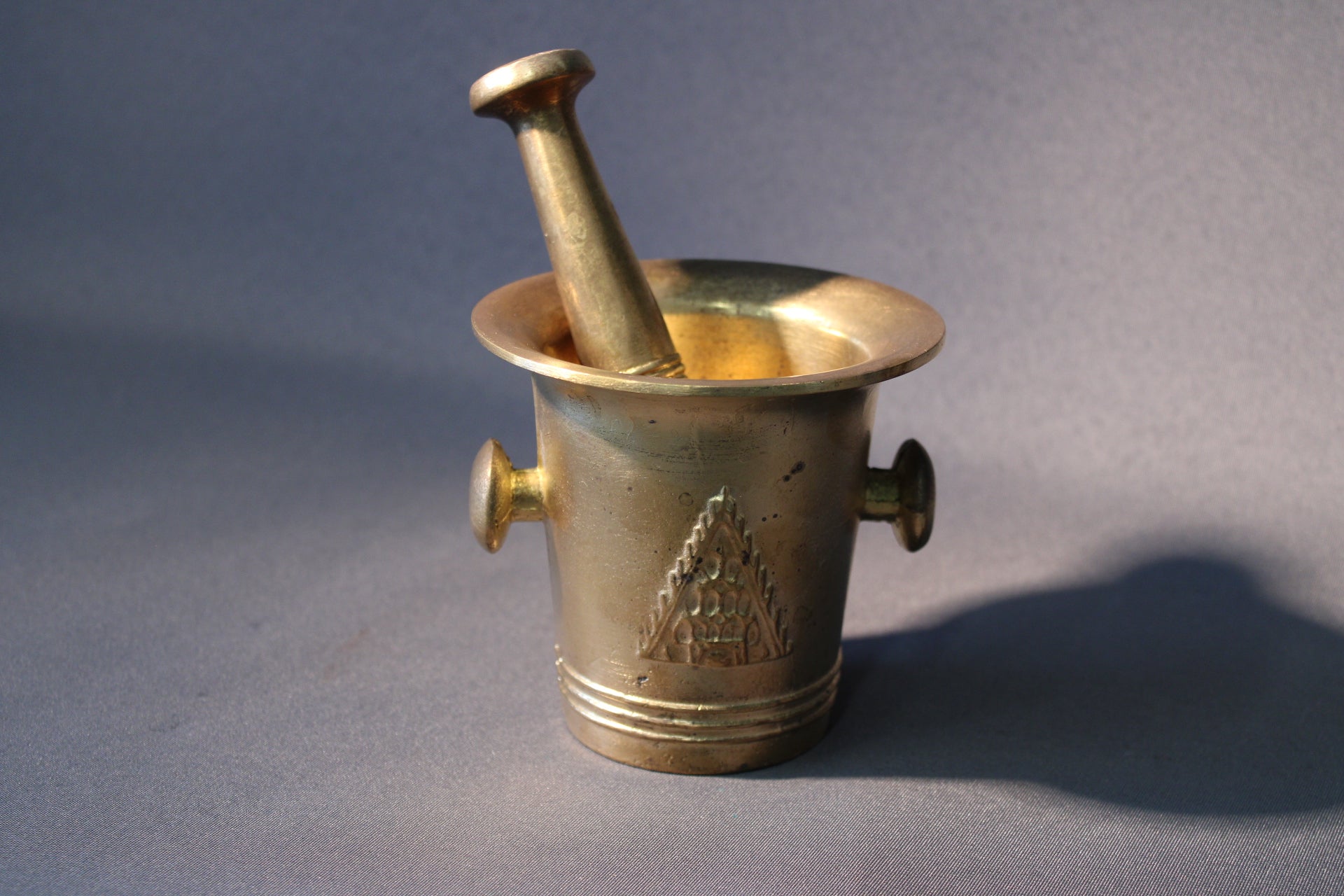 Mortteli vaakunakuvioinnilla, messinki