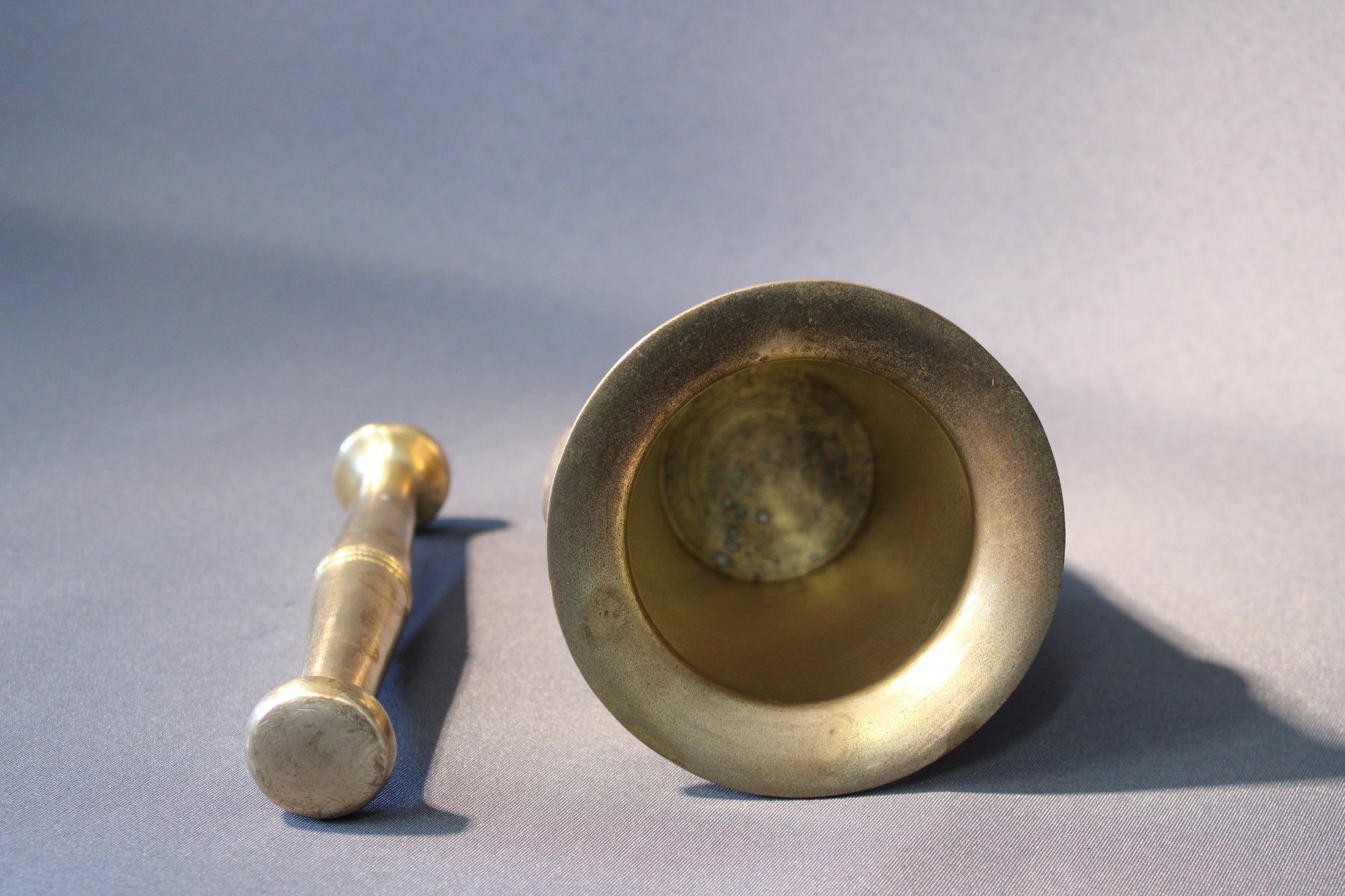 Vanha messinkinen mortteli ja survinta