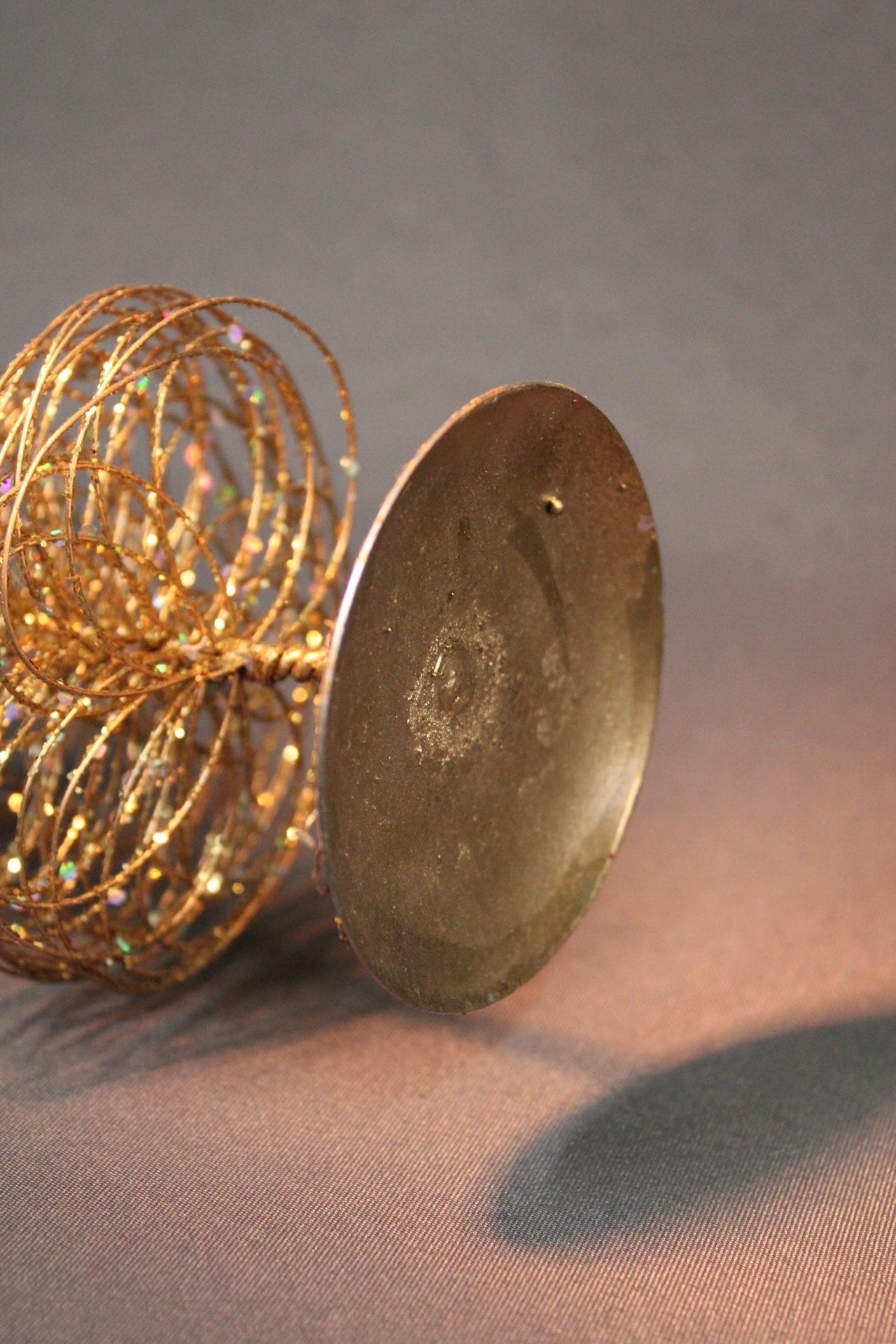 Metallisen koristekuusen jalka ja rakenteen yksityiskohdat, käytön jälkiä