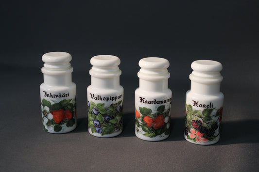 Vintage-maustepurkit 4 kpl, marjakuviointi ja tekstit Inkivääri, Valkopippuri, Kardemumma, Kaneli