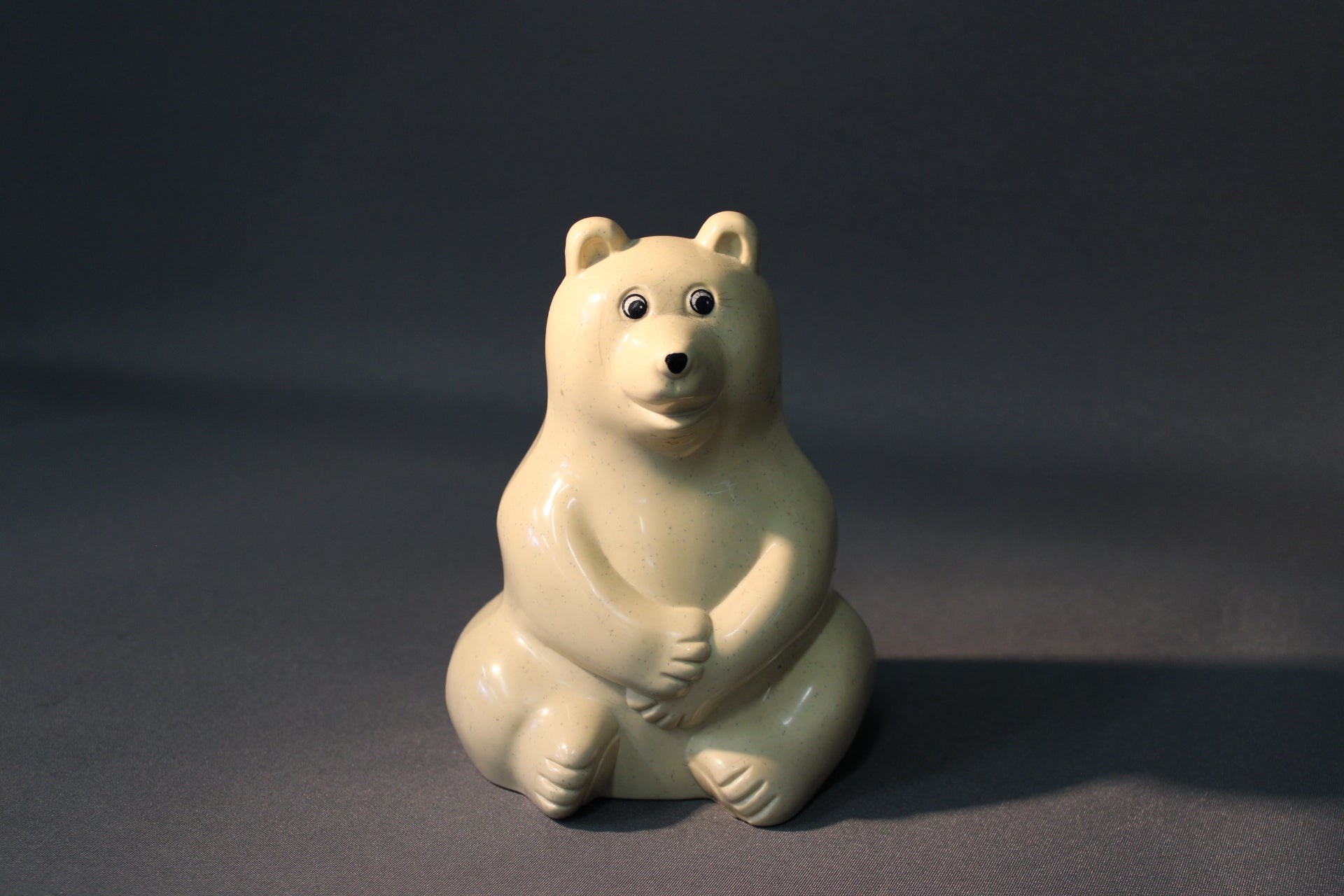 Nordea karhupankki, beige muovinen vintage-säästölipas istuvan karhun muodossa