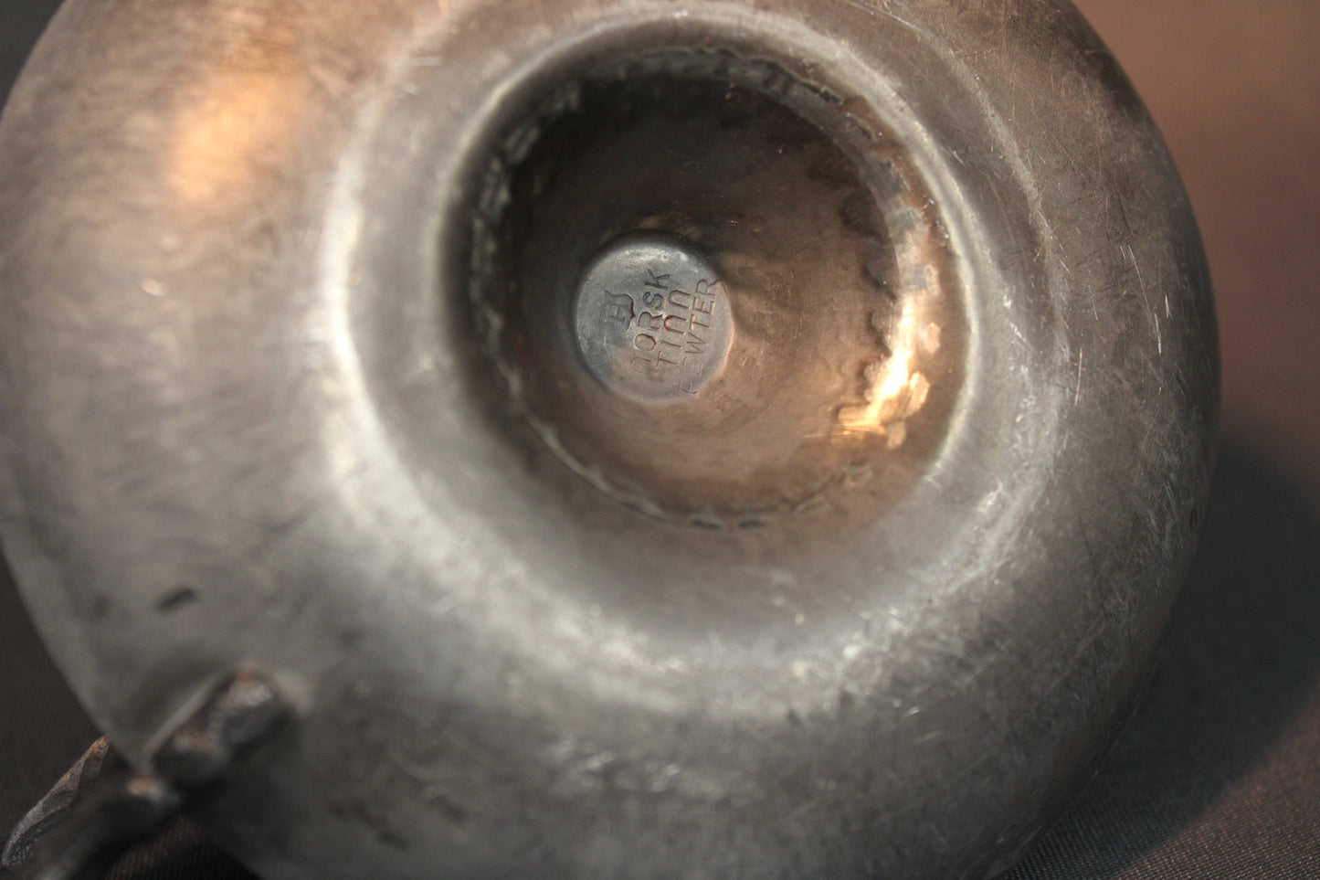 Norsk Tinn pewter kynttilänjalka, koristeellinen muotoilu ja skandinaavinen metallityö