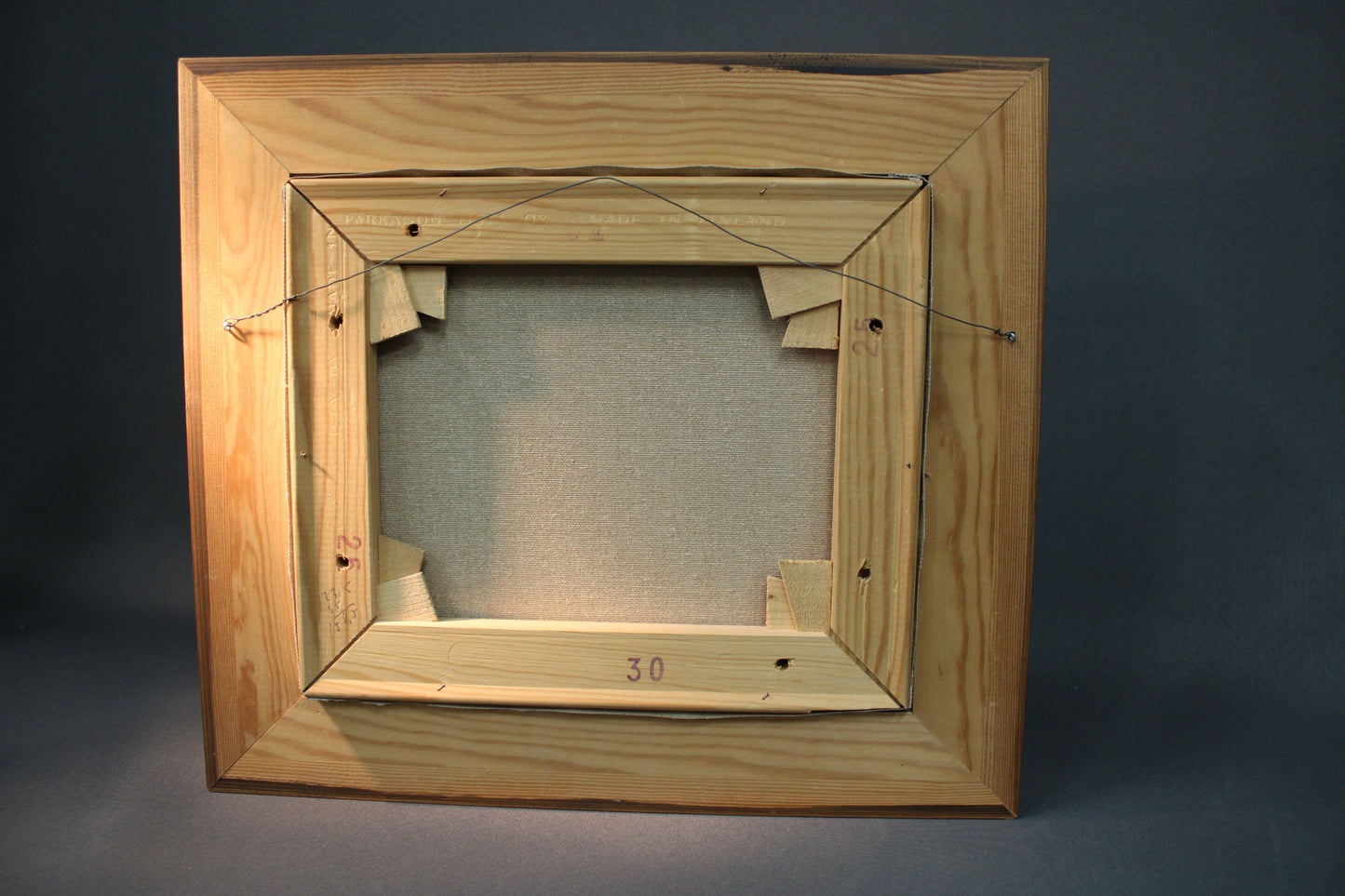 Taulun takapuoli, puukehykset ja ripustuslanka, O. Hokkanen maalaus 1994