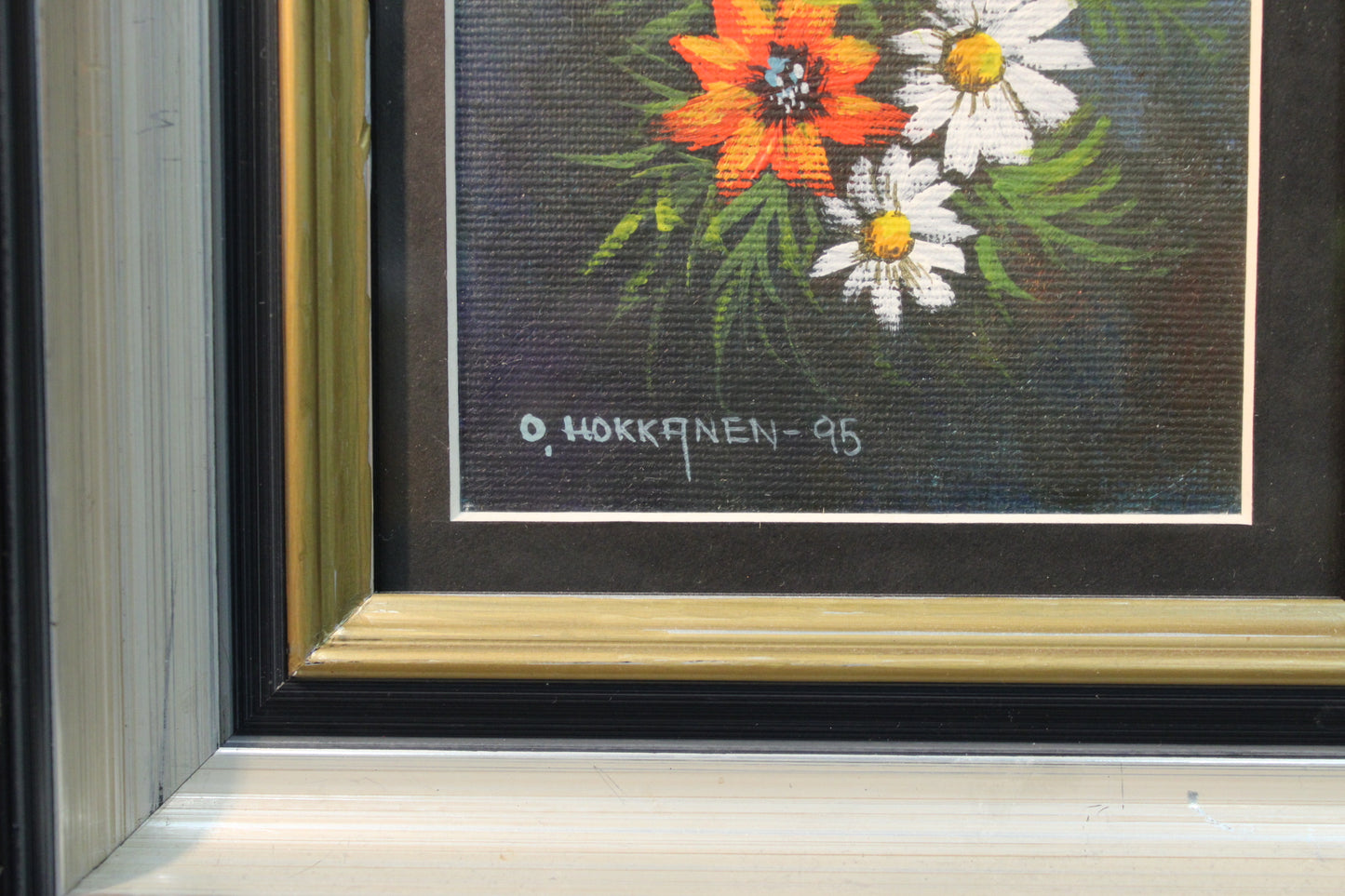 O. Hokkanen signeeraus 1995, yksityiskohta kukkamaalauksesta.