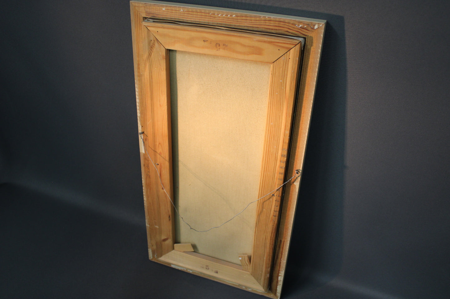 Öljyvärimaalauksen taustapuoli ja ripustusratkaisu