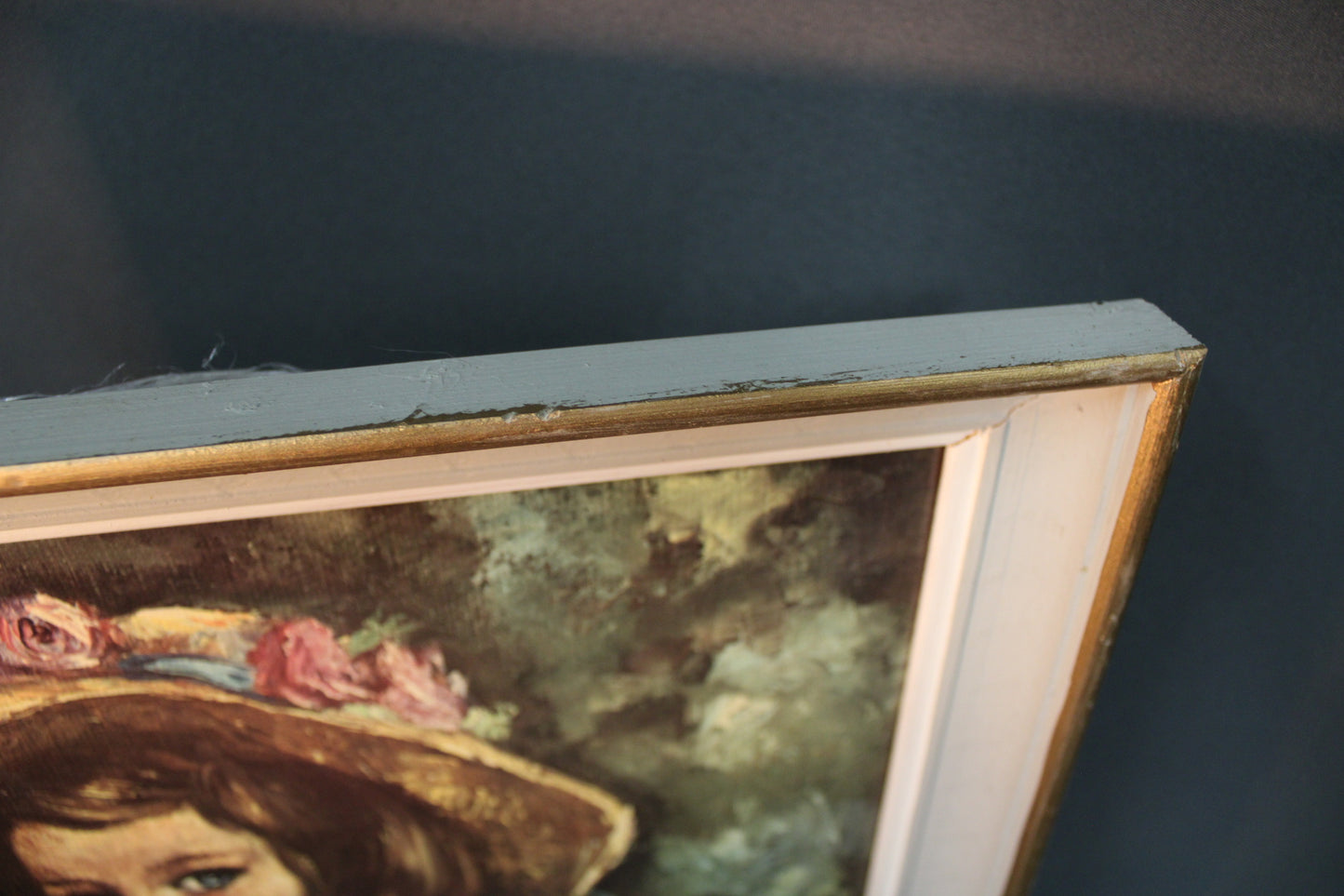 Vintage öljyvärimaalaus, tyttö ja kissa, patinoituneet puukehykset